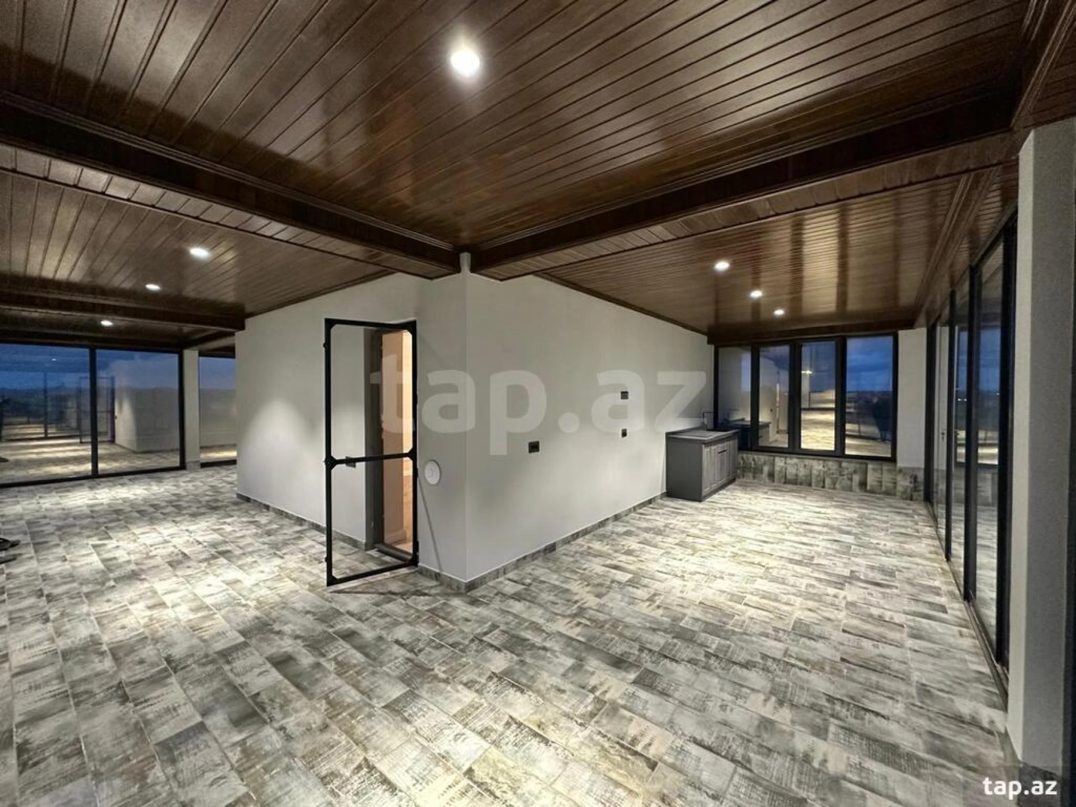 Satılır 9 otaqlı həyət evi