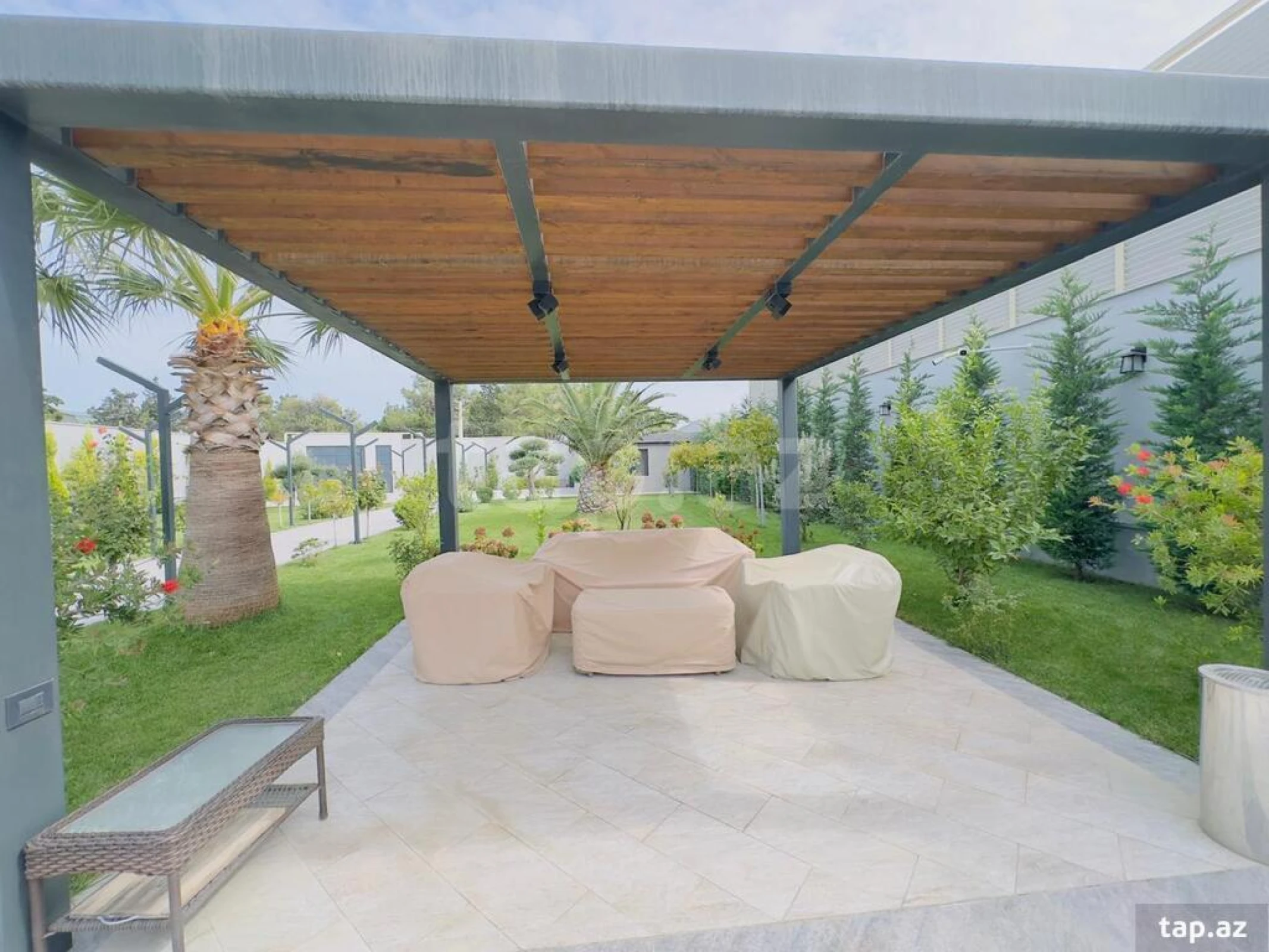 Satılır 9 otaqlı həyət evi