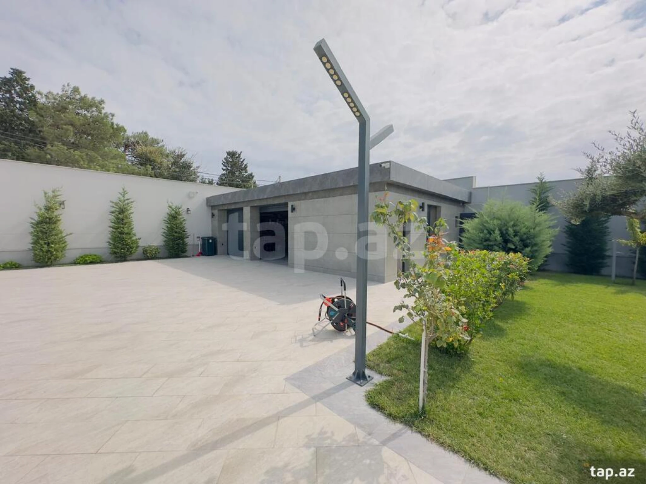 Satılır 9 otaqlı həyət evi