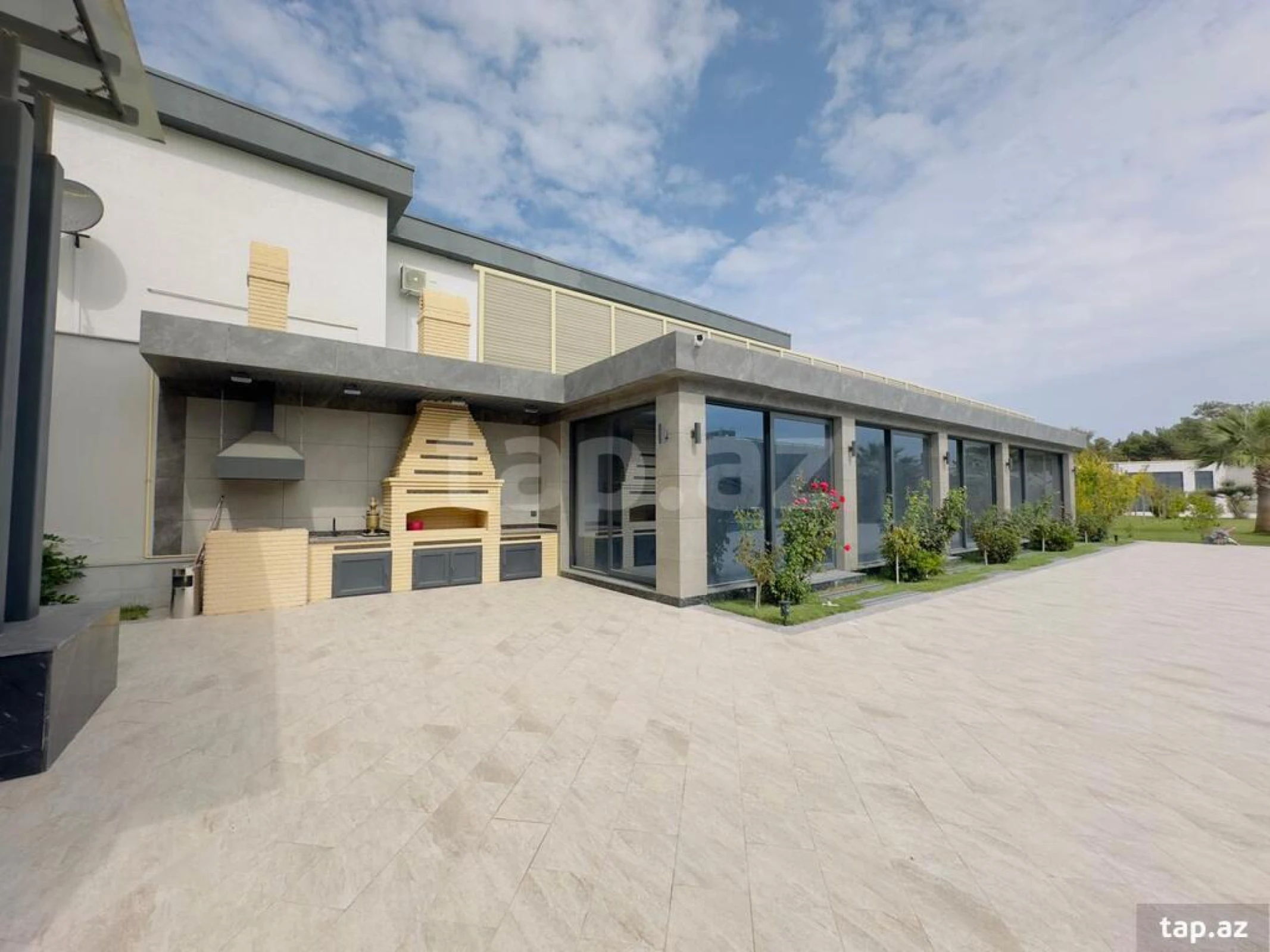 Satılır 9 otaqlı həyət evi