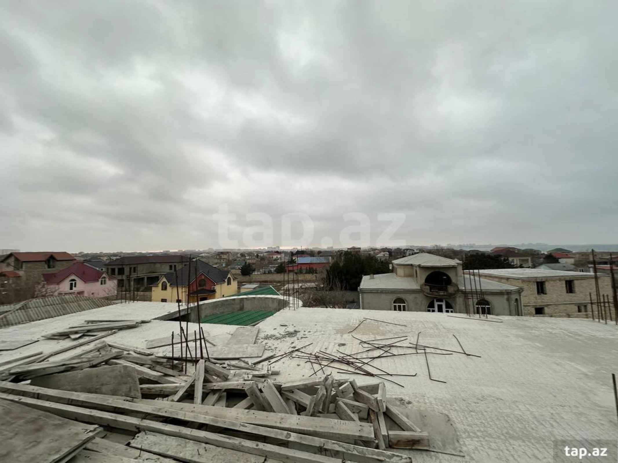 Satılır 8 otaqlı həyət evi