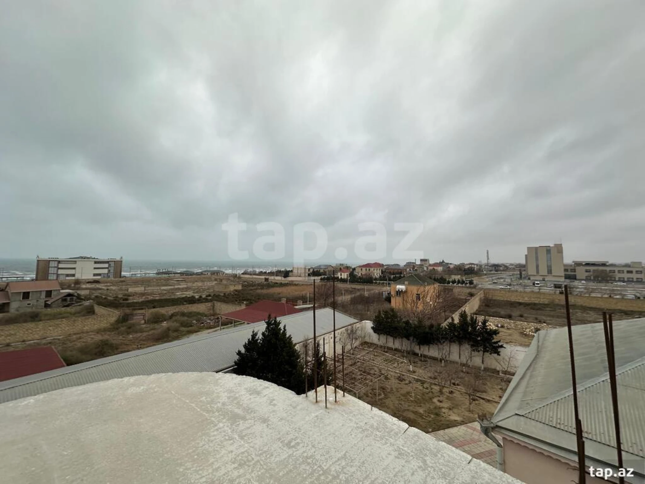 Satılır 8 otaqlı həyət evi