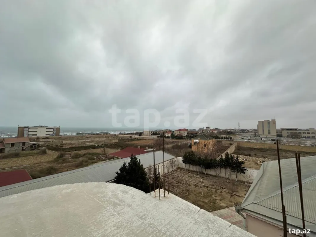 Satılır 8 otaqlı həyət evi