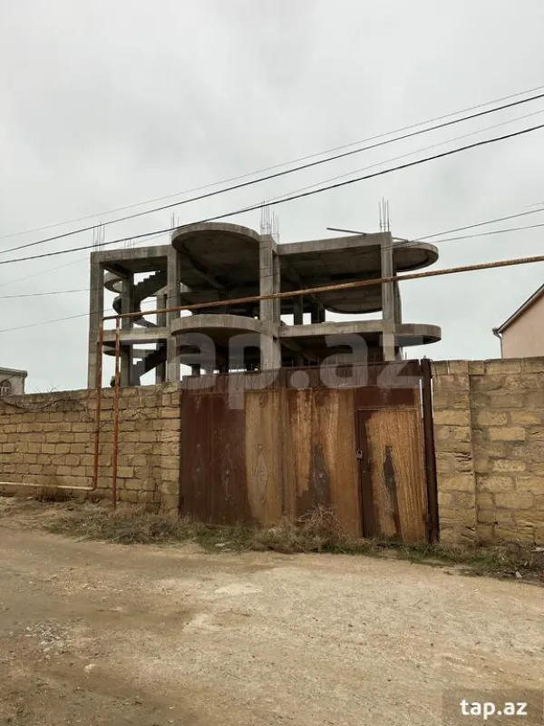 Satılır 8 otaqlı həyət evi