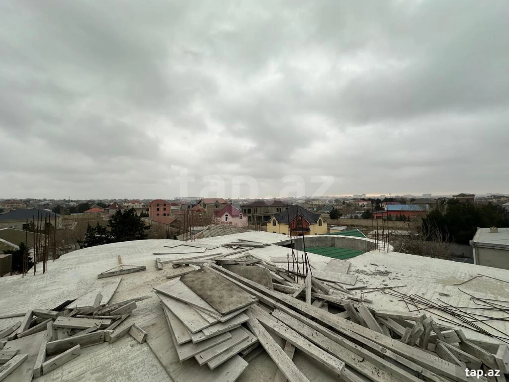 Satılır 8 otaqlı həyət evi