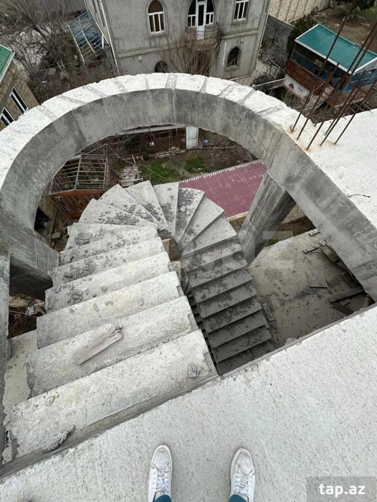 Satılır 8 otaqlı həyət evi