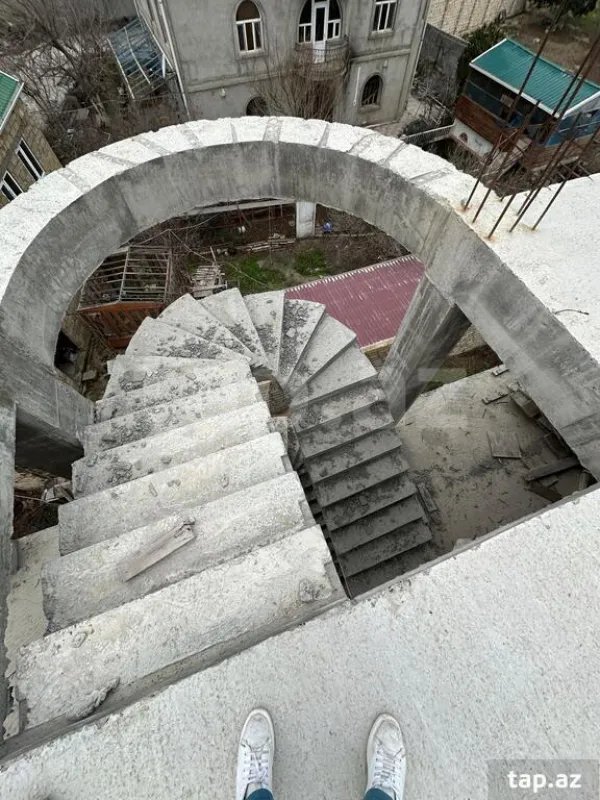 Satılır 8 otaqlı həyət evi