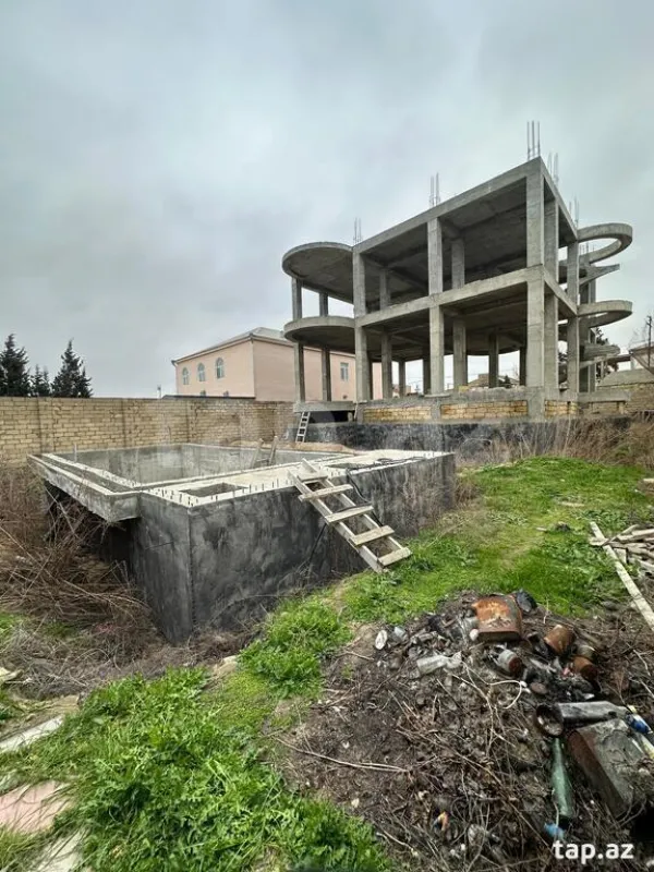 Satılır 8 otaqlı həyət evi