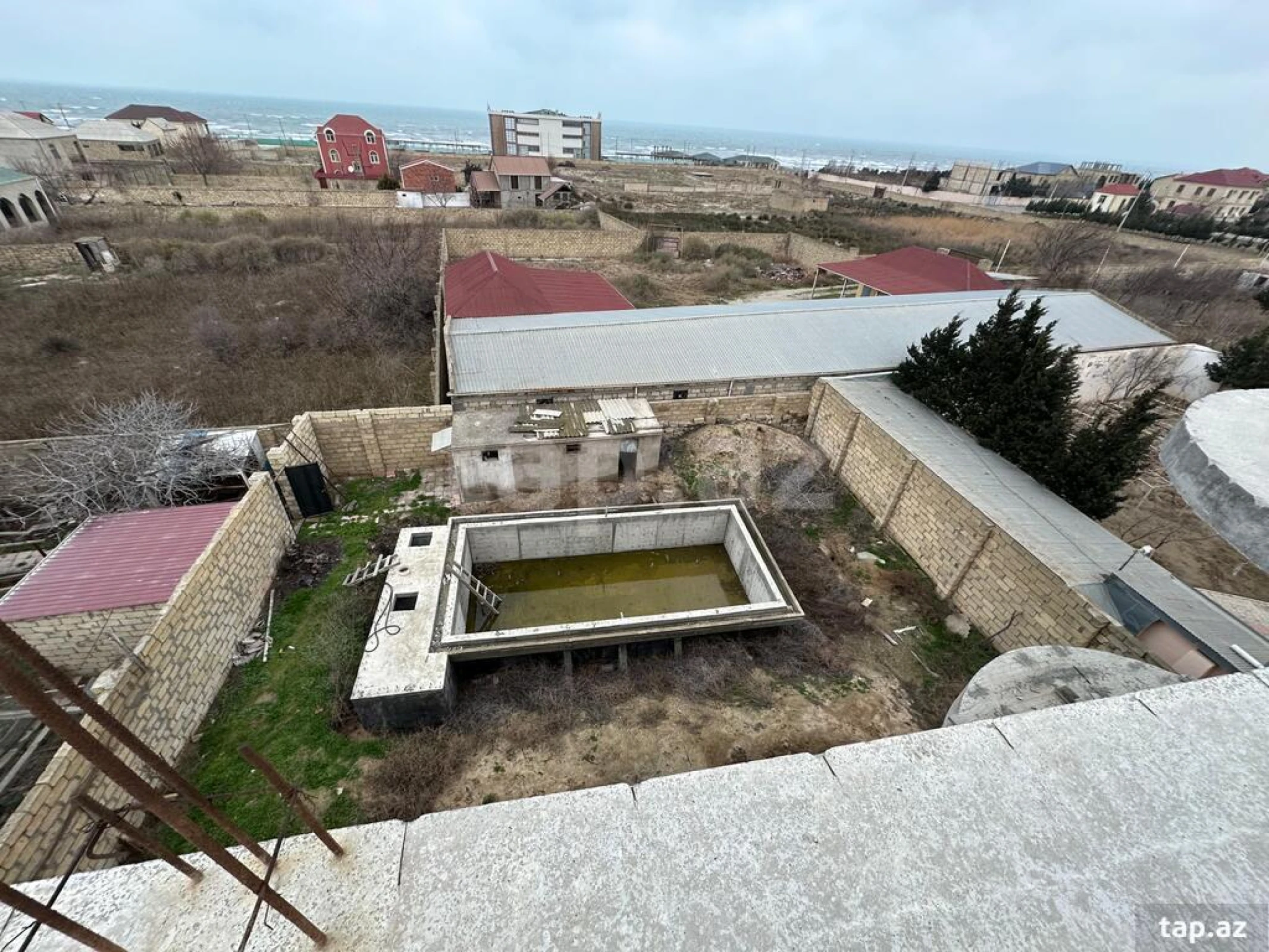 Satılır 8 otaqlı həyət evi