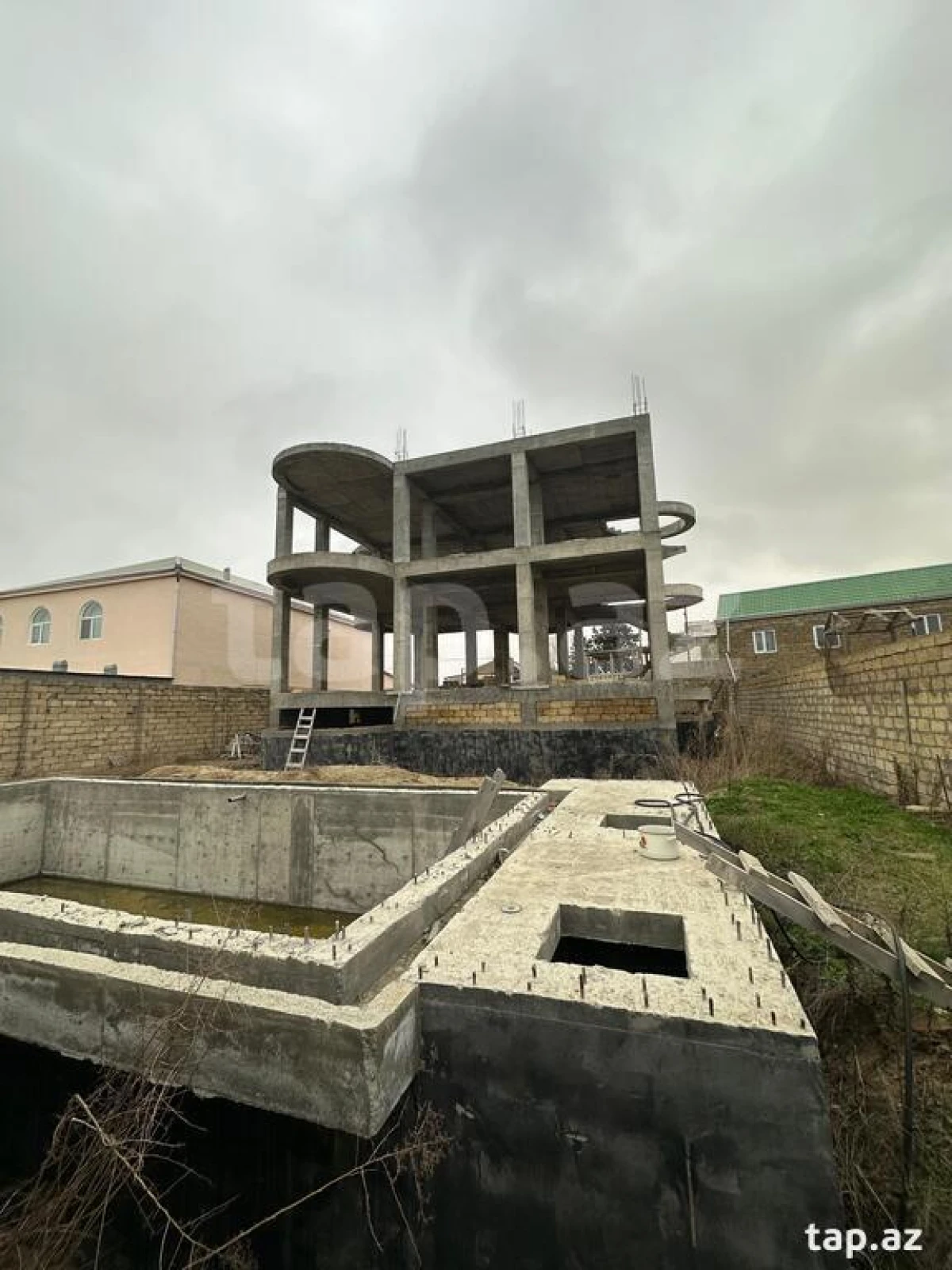 Satılır 8 otaqlı həyət evi