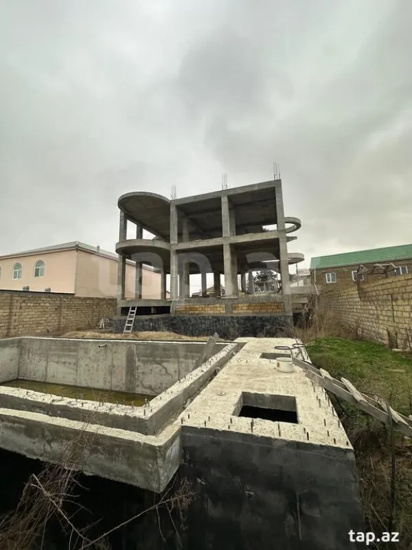 Satılır 8 otaqlı həyət evi