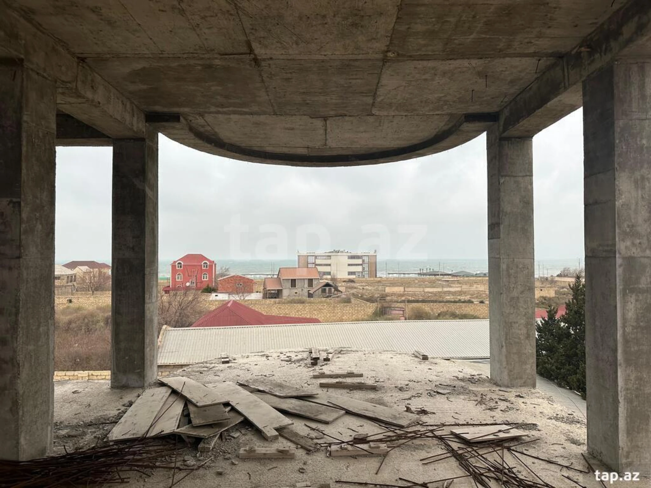 Satılır 8 otaqlı həyət evi