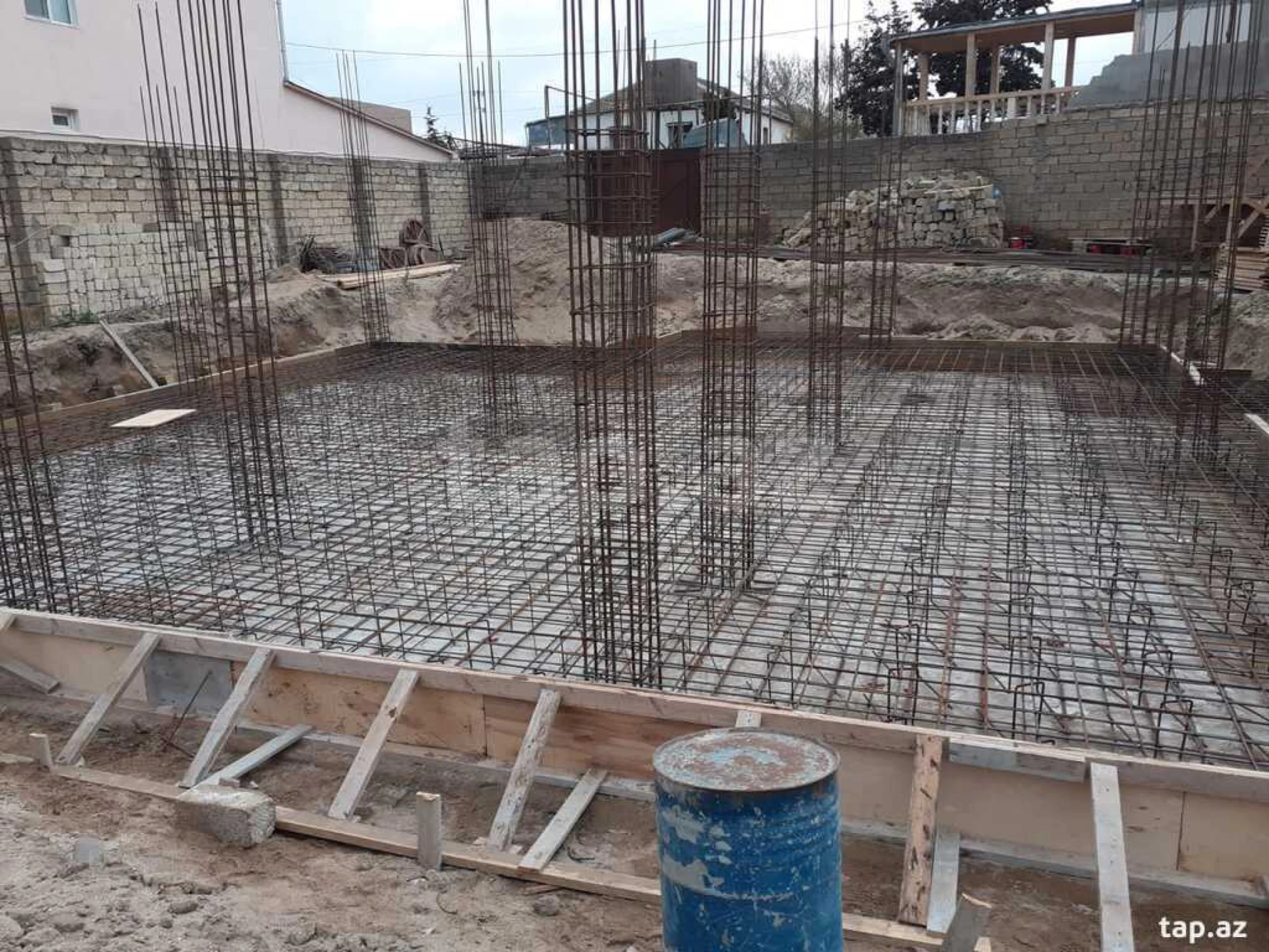 Satılır 8 otaqlı həyət evi