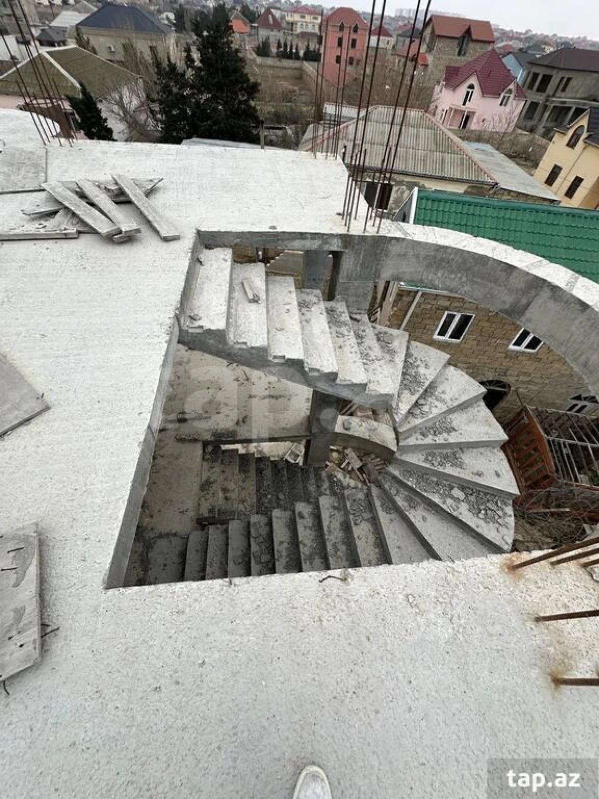 Satılır 8 otaqlı həyət evi