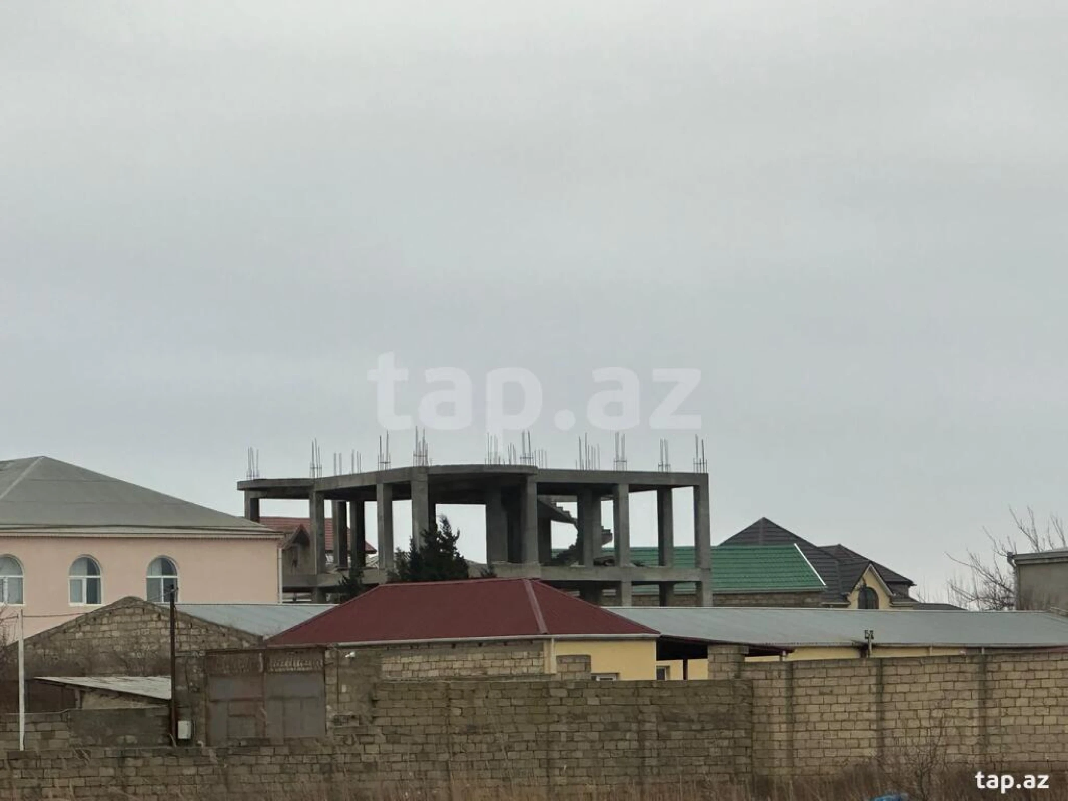 Satılır 8 otaqlı həyət evi