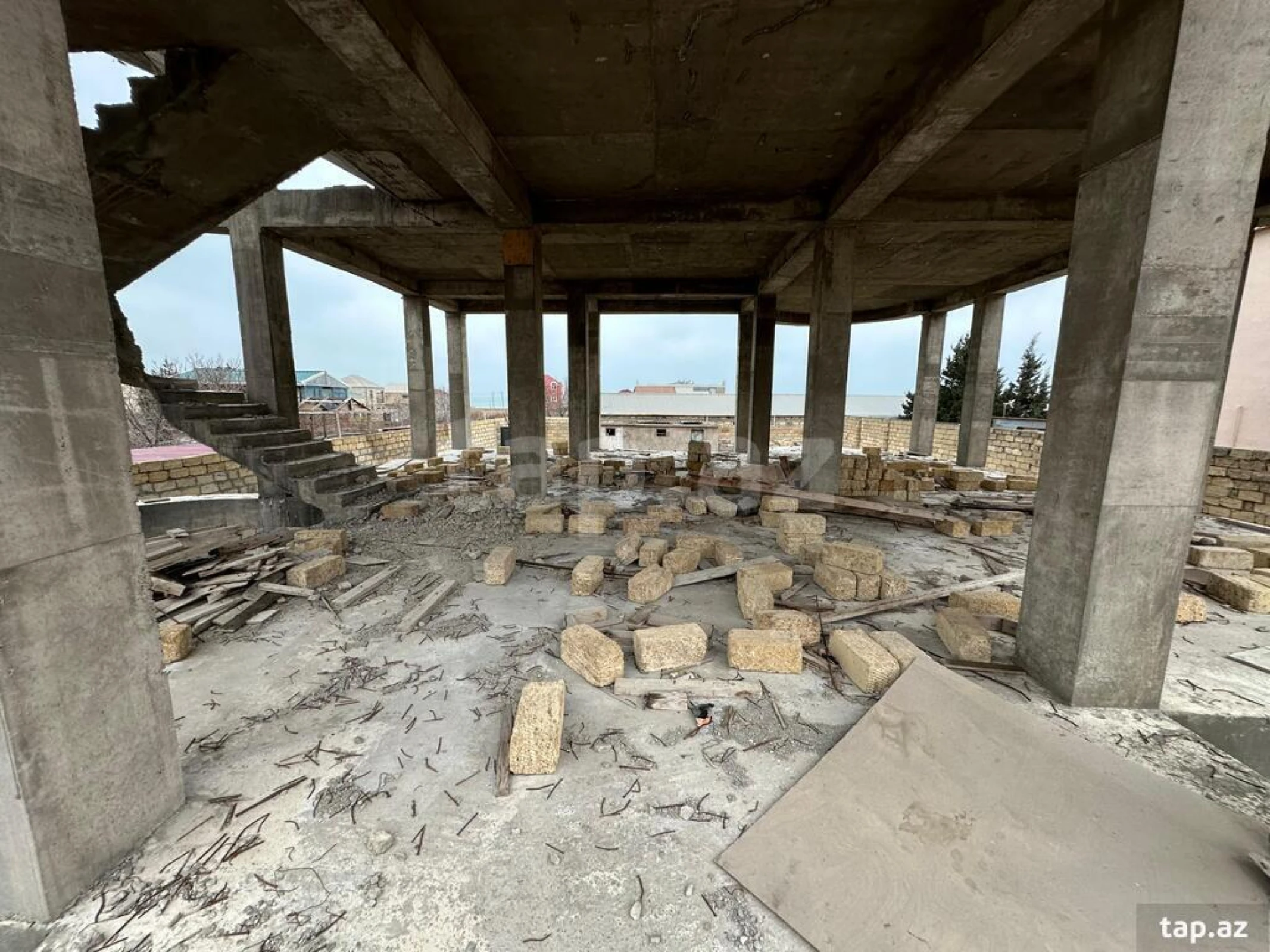 Satılır 8 otaqlı həyət evi