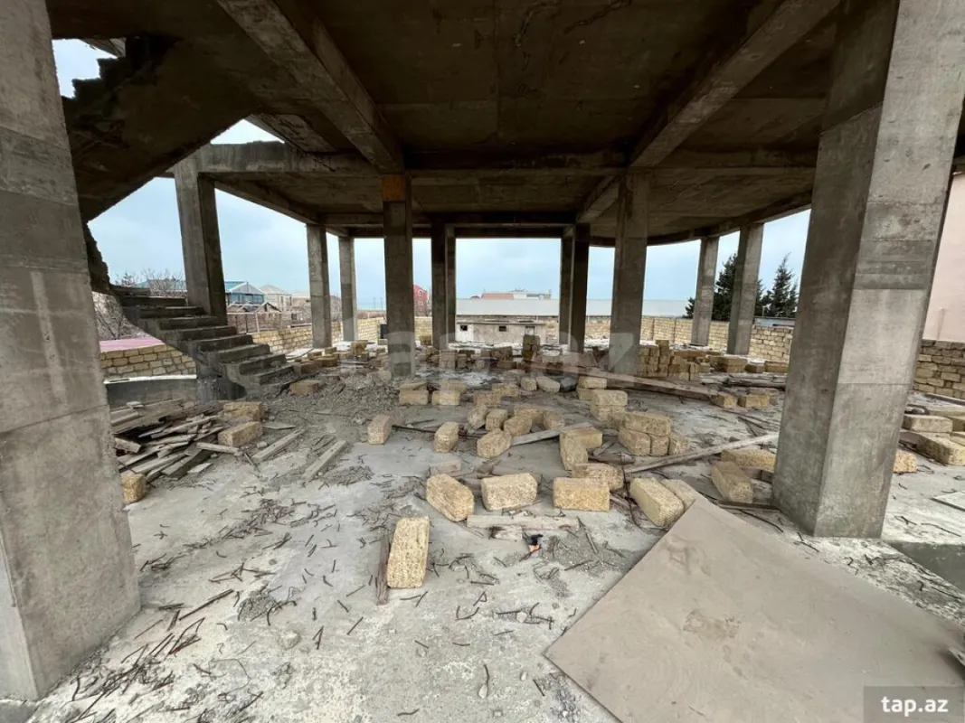 Satılır 8 otaqlı həyət evi