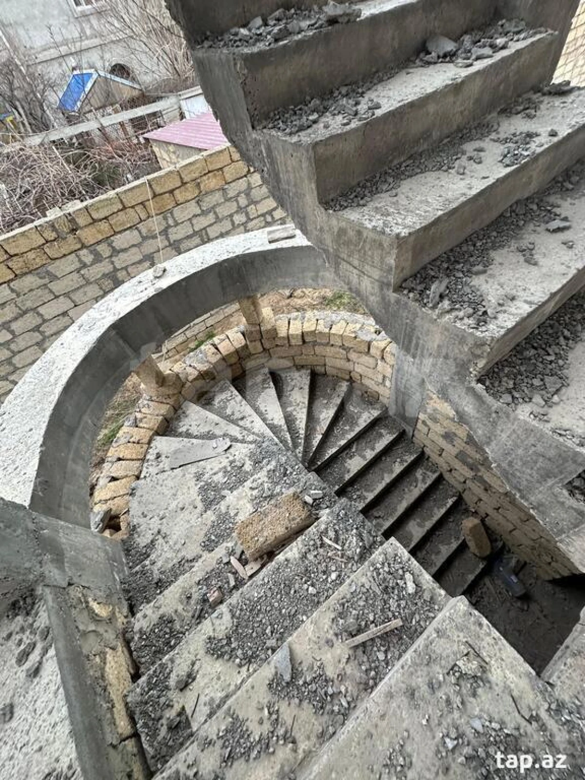 Satılır 8 otaqlı həyət evi