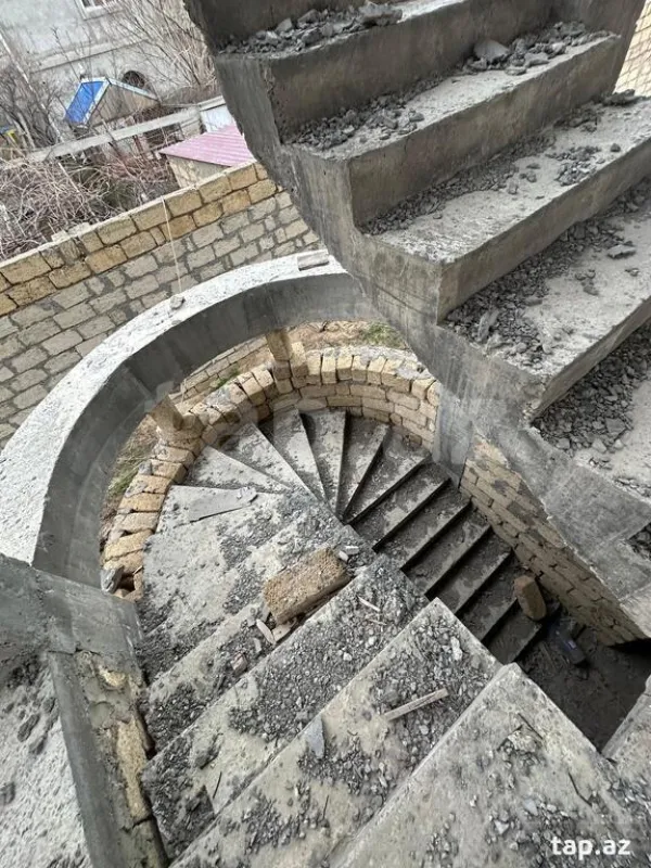 Satılır 8 otaqlı həyət evi