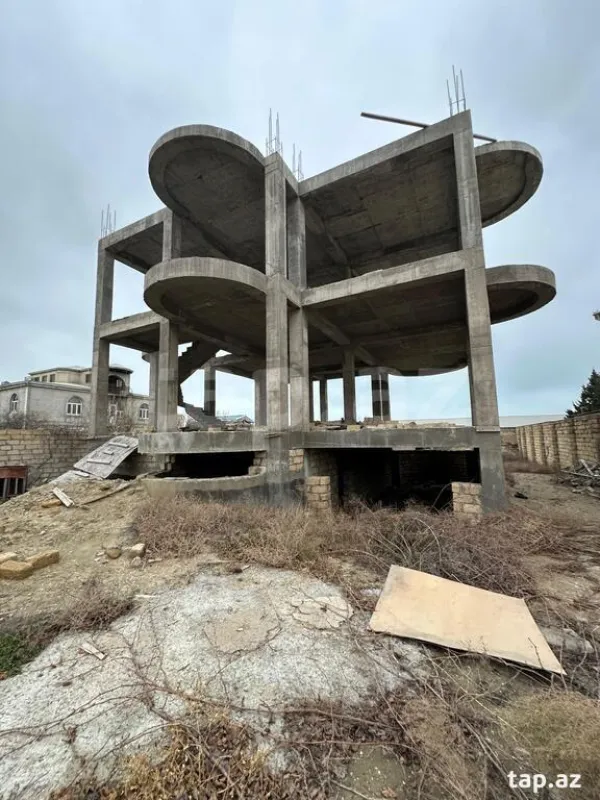 Satılır 8 otaqlı həyət evi