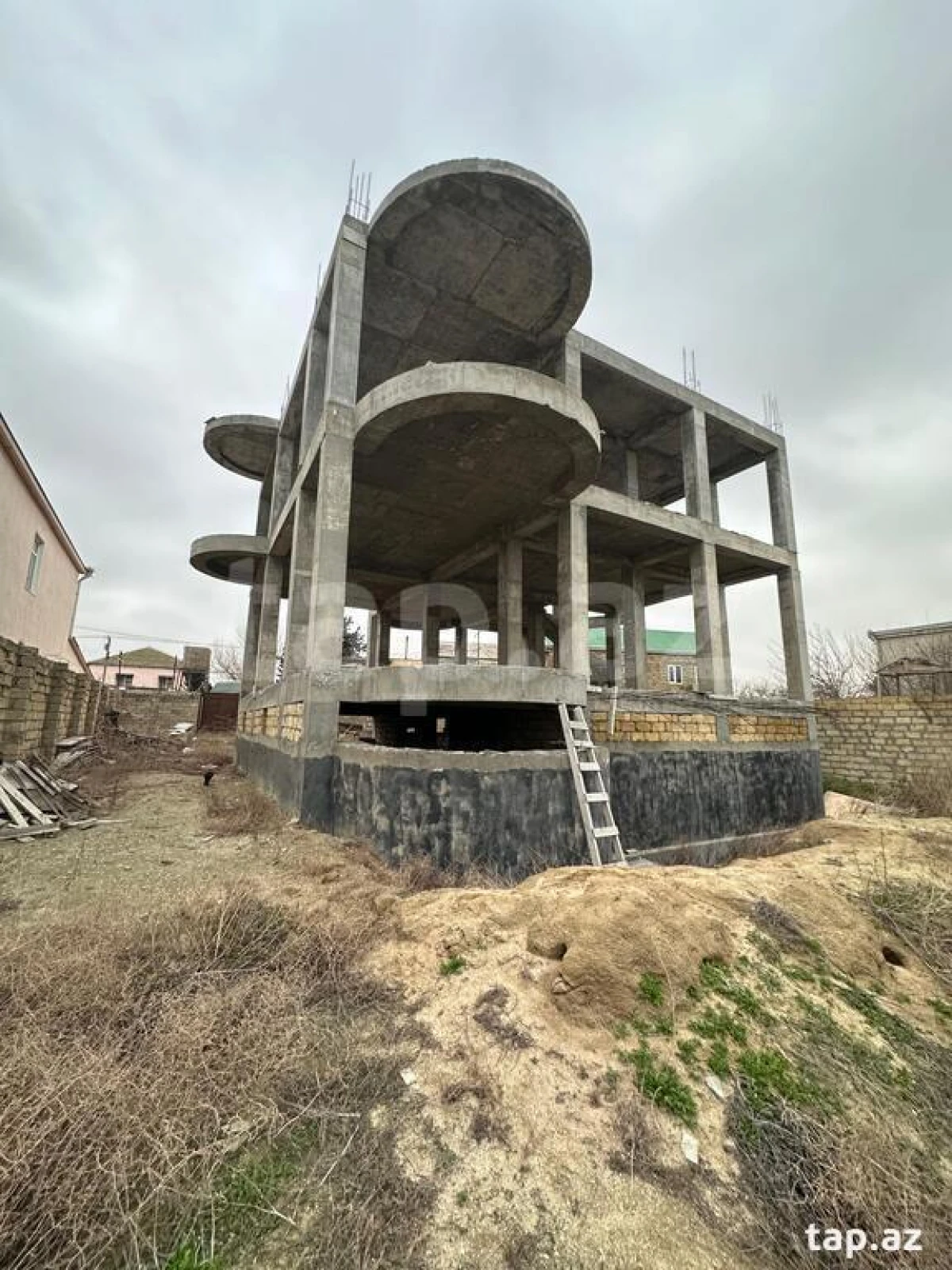 Satılır 8 otaqlı həyət evi