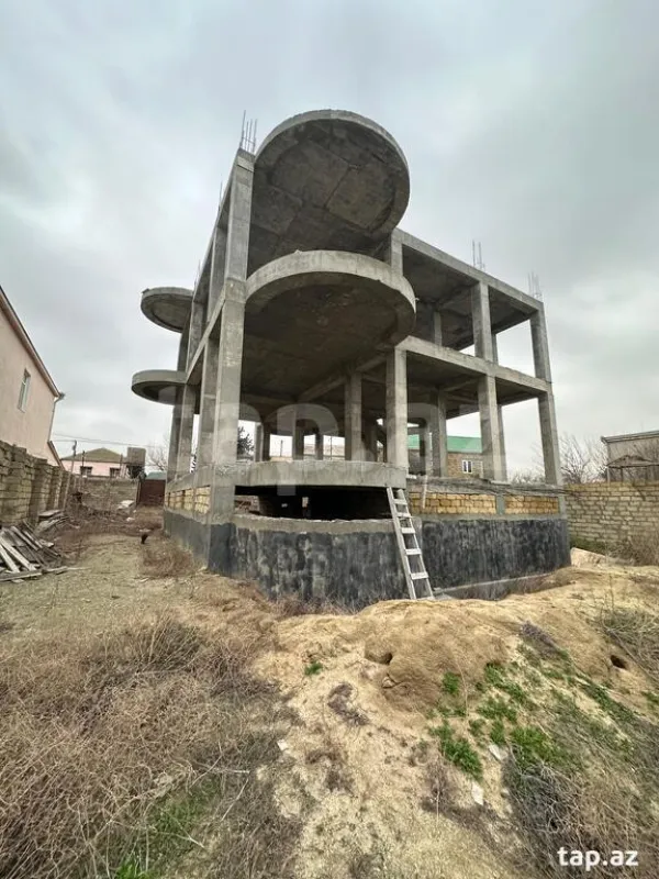 Satılır 8 otaqlı həyət evi