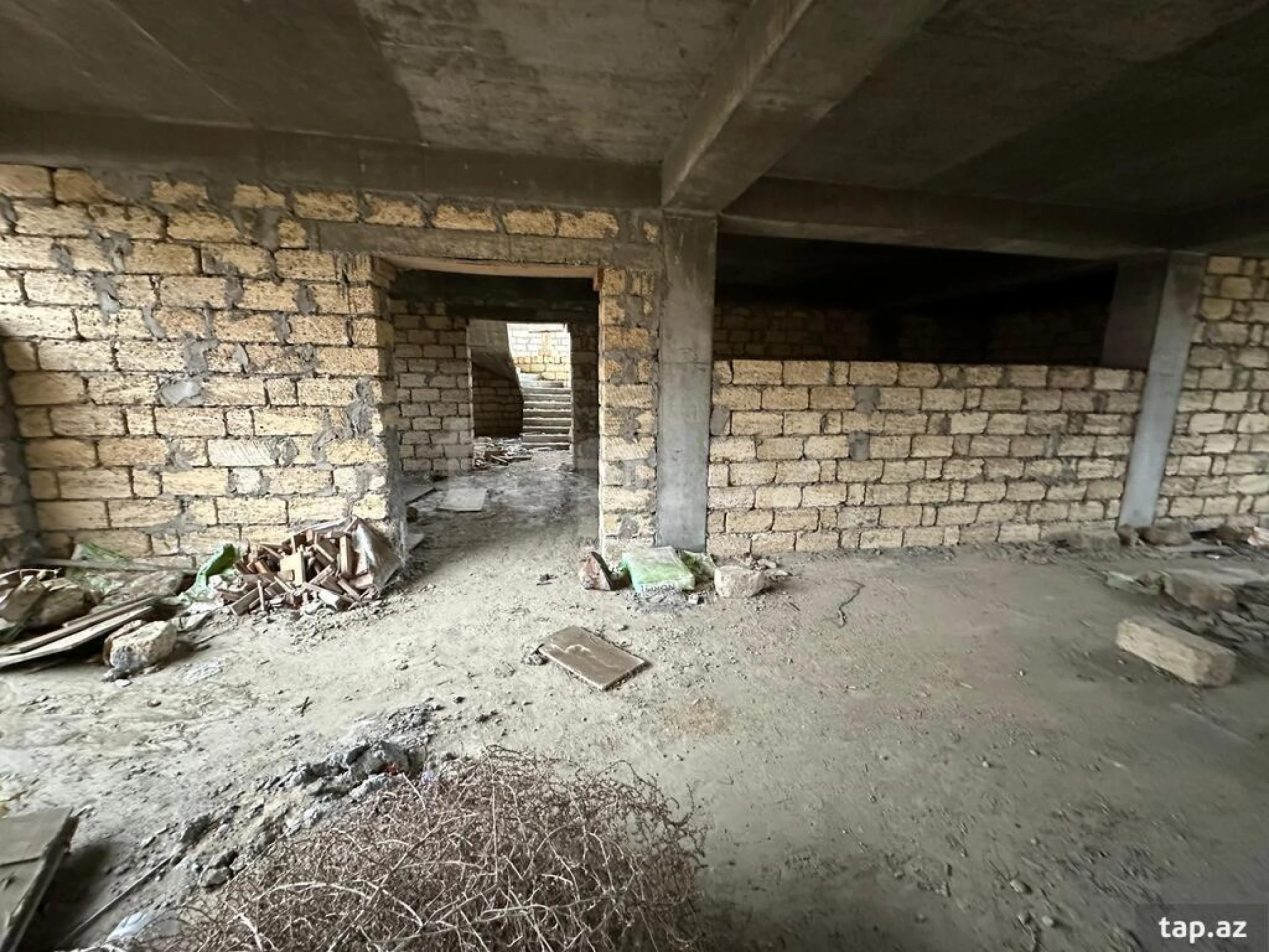 Satılır 8 otaqlı həyət evi