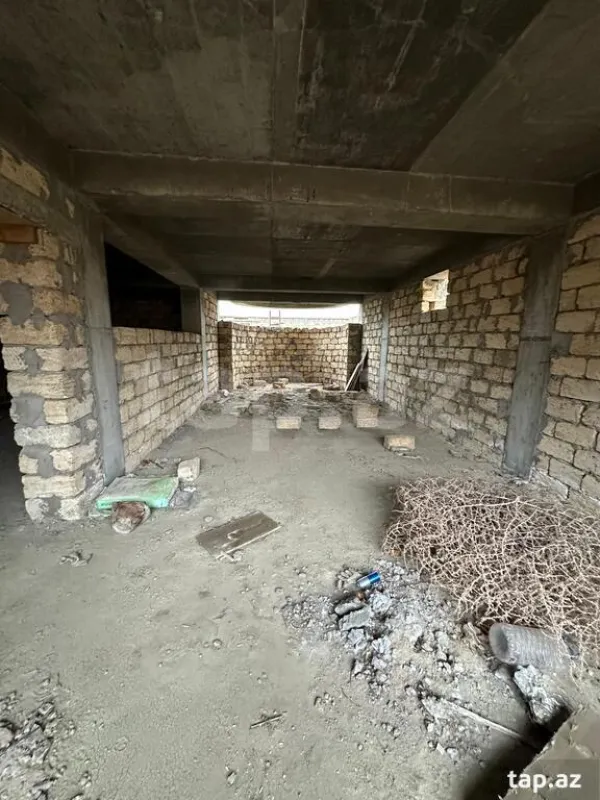 Satılır 8 otaqlı həyət evi