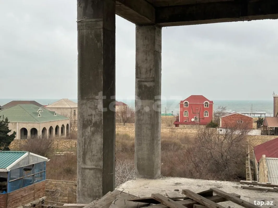 Satılır 8 otaqlı həyət evi