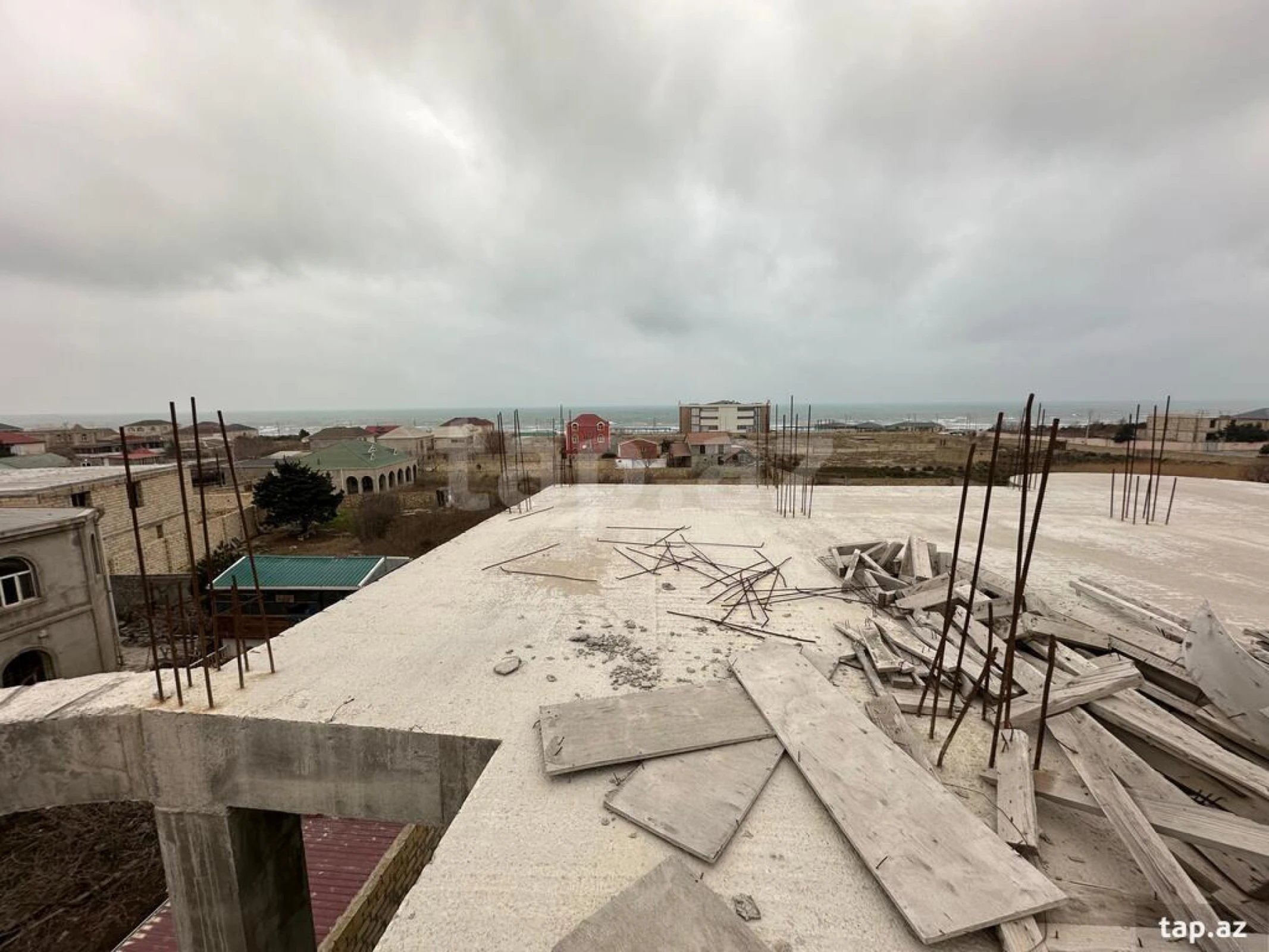 Satılır 8 otaqlı həyət evi