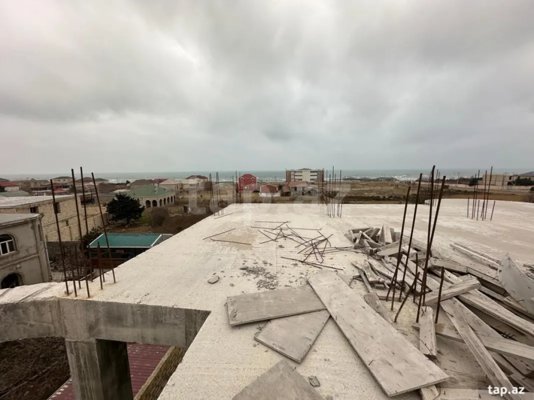 Satılır 8 otaqlı həyət evi