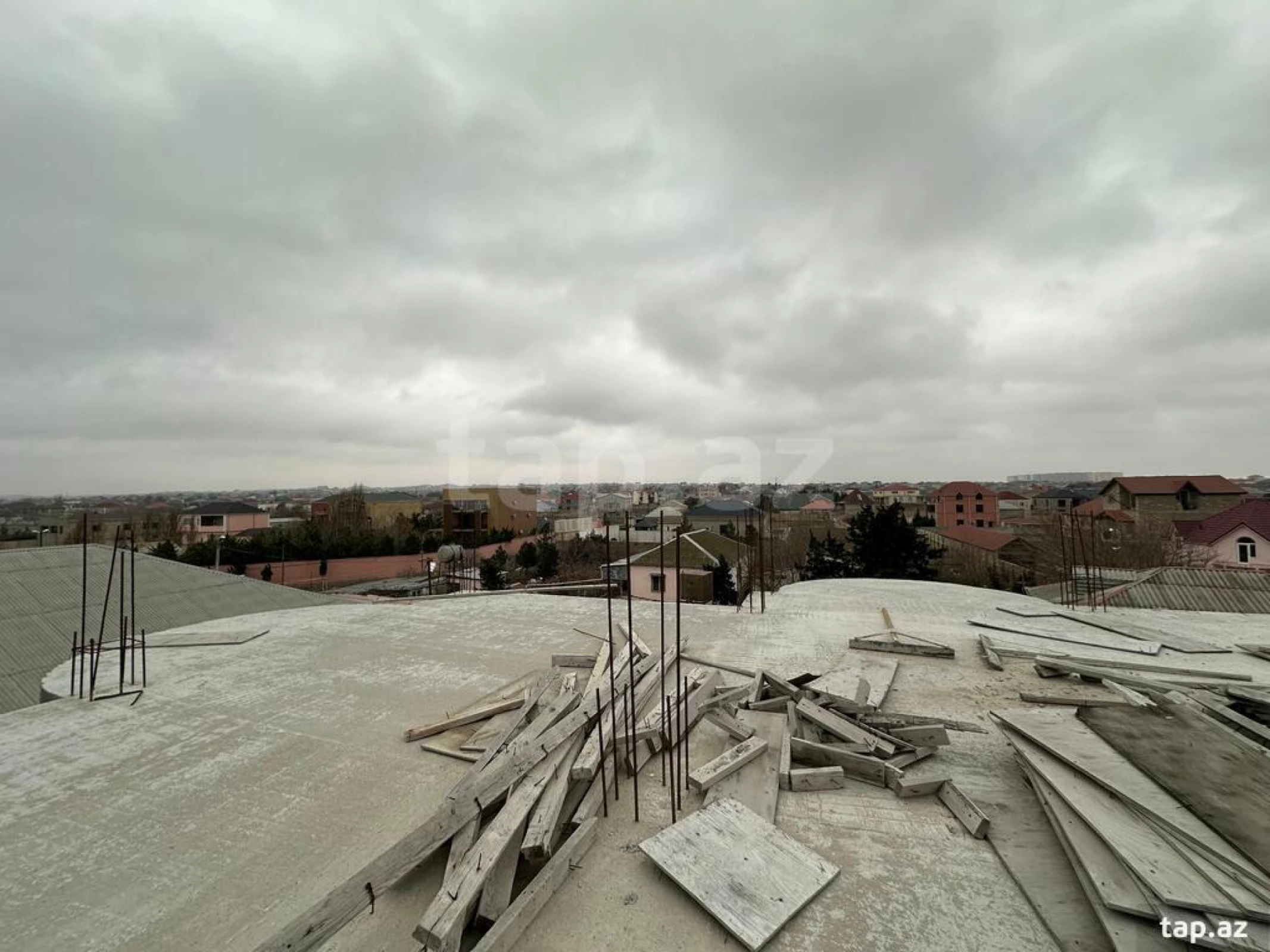 Satılır 8 otaqlı həyət evi