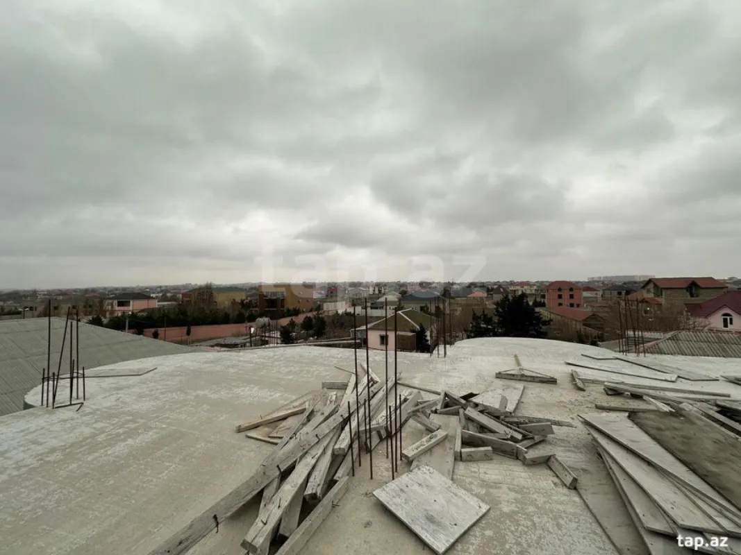 Satılır 8 otaqlı həyət evi