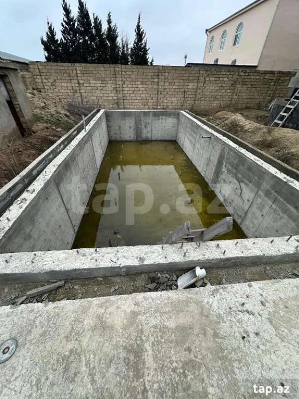 Satılır 8 otaqlı həyət evi