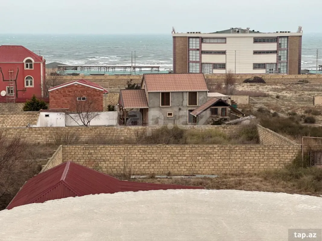 Satılır 8 otaqlı həyət evi