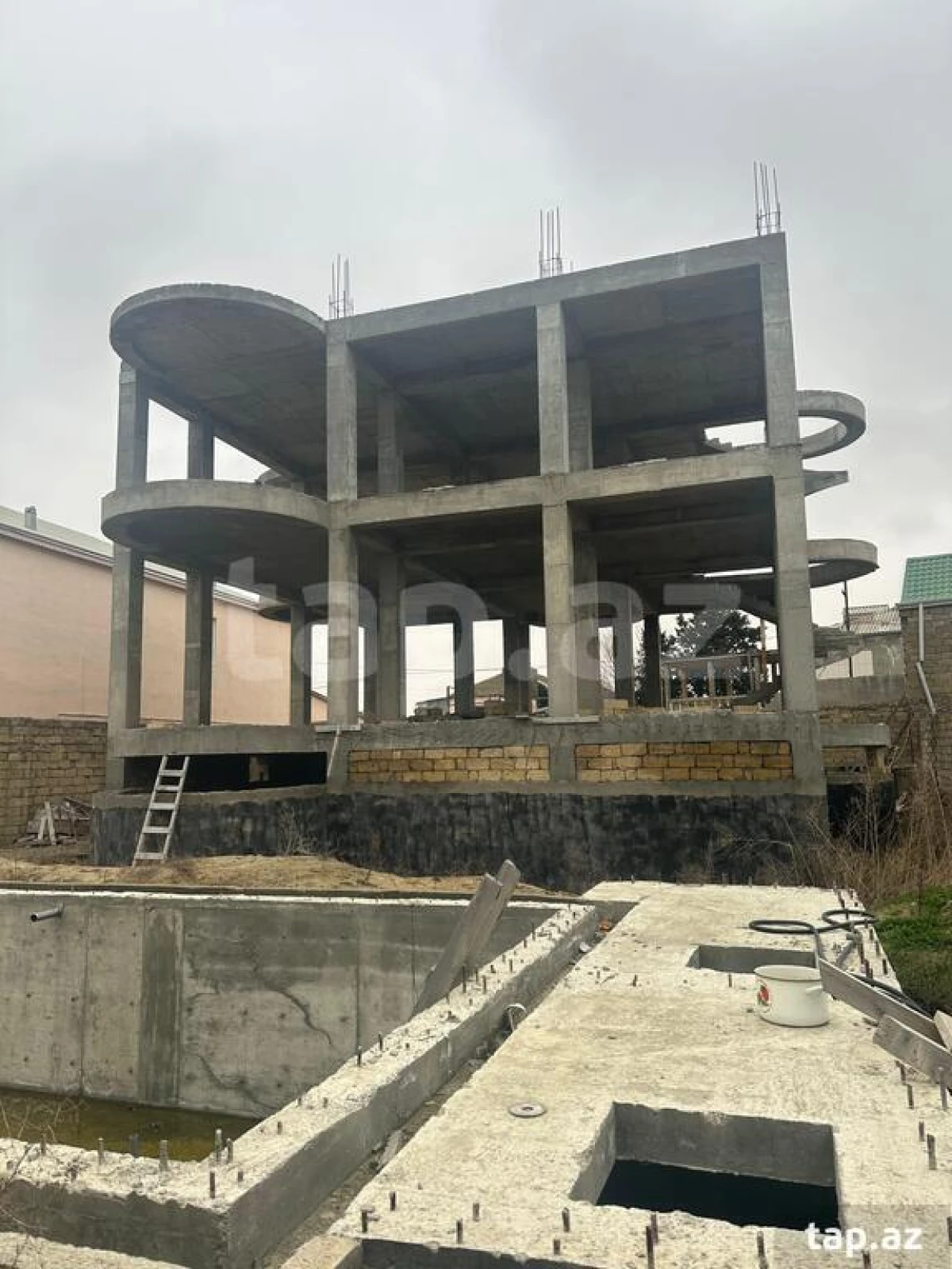 Satılır 8 otaqlı həyət evi