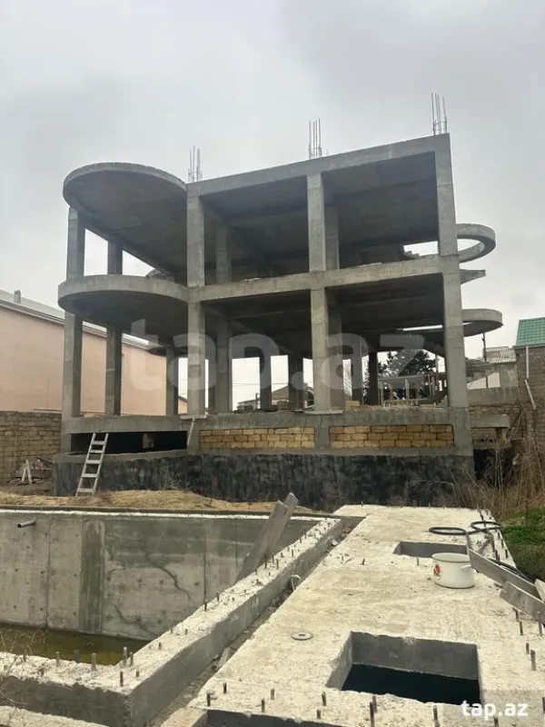 Satılır 8 otaqlı həyət evi