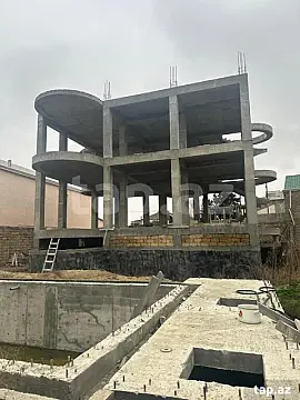 Satılır 8 otaqlı həyət evi