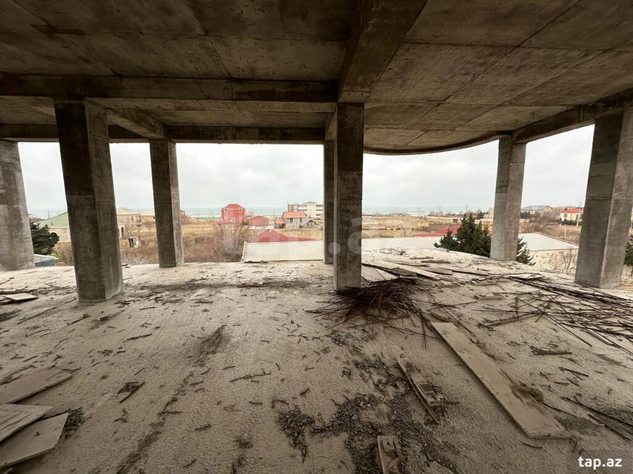 Satılır 8 otaqlı həyət evi