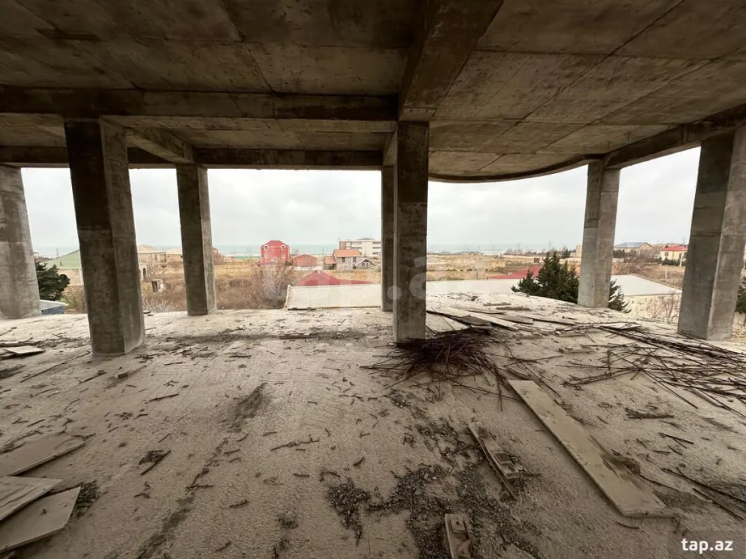 Satılır 8 otaqlı həyət evi