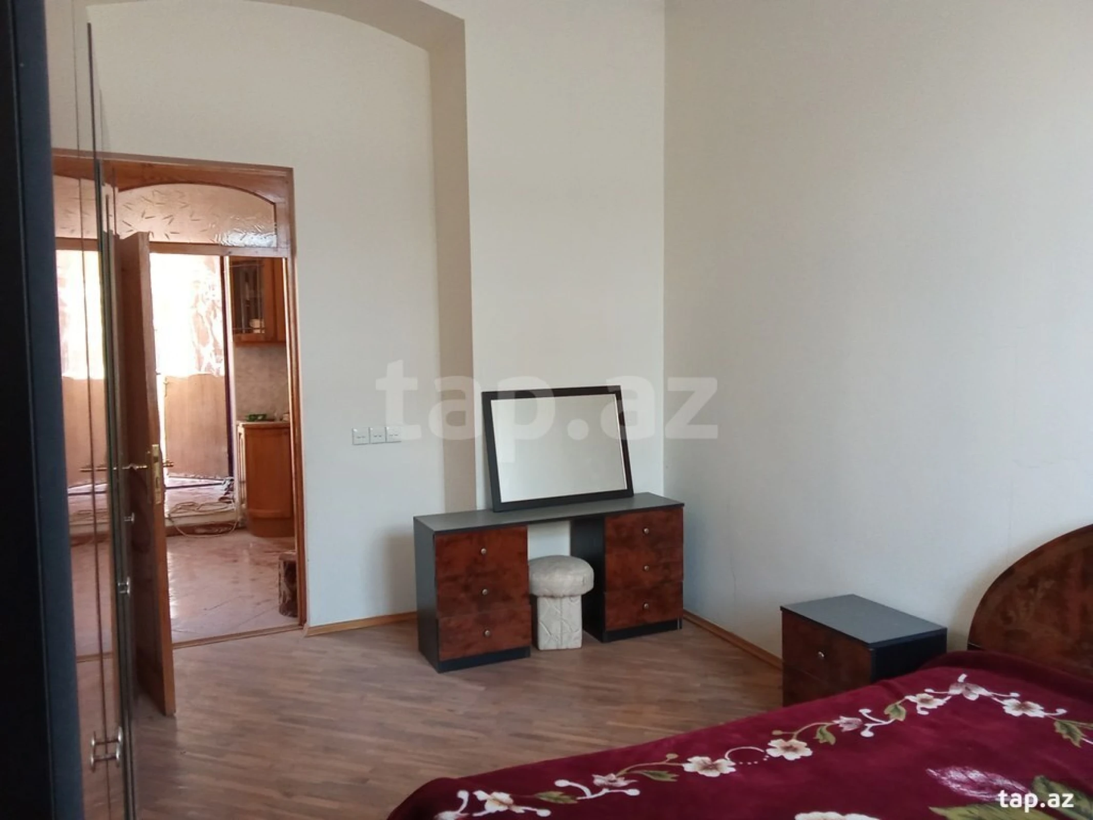 Satılır 6 otaqlı mənzil 250 m²