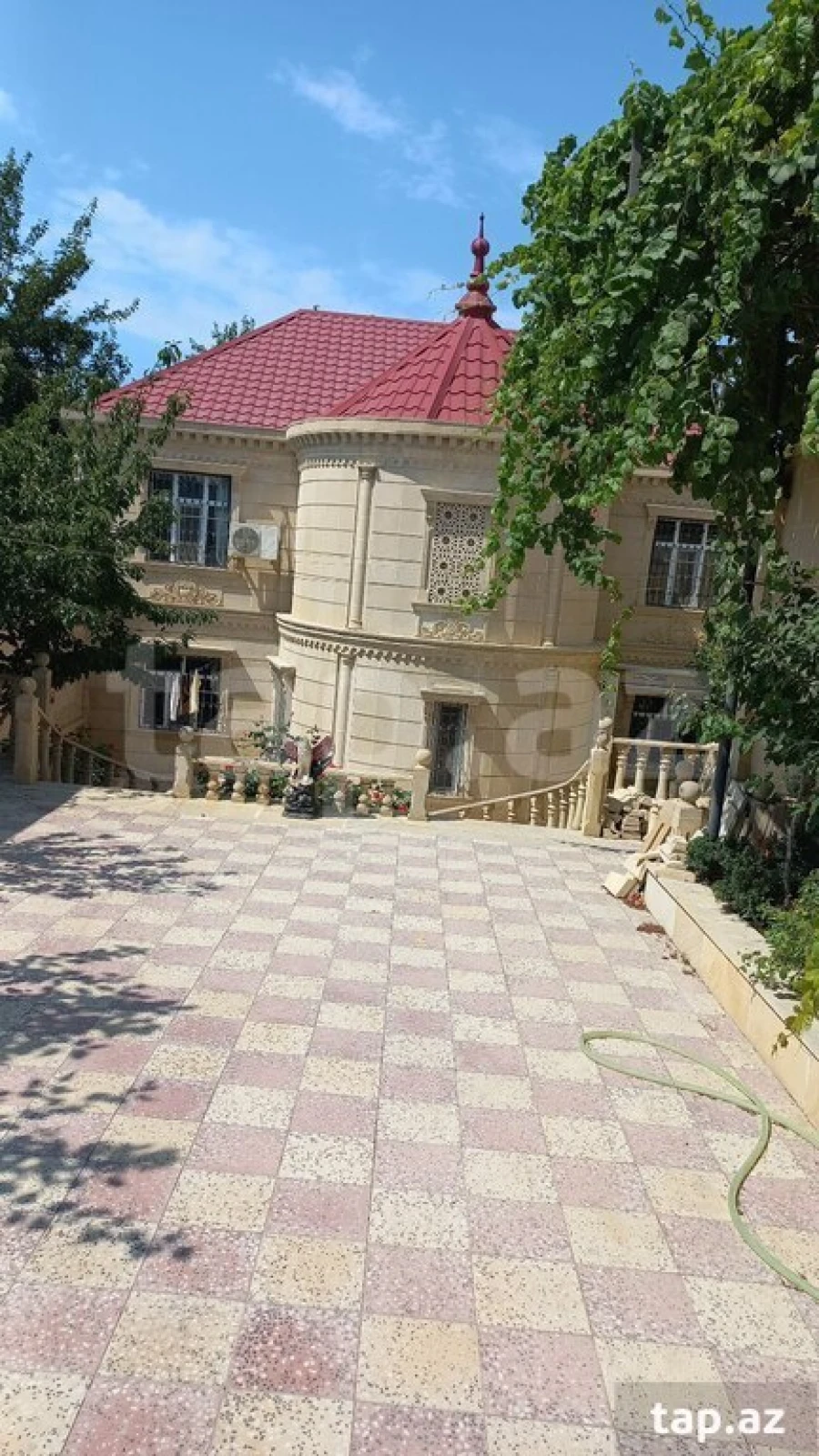 Satılır 8 otaqlı həyət evi 220 m²