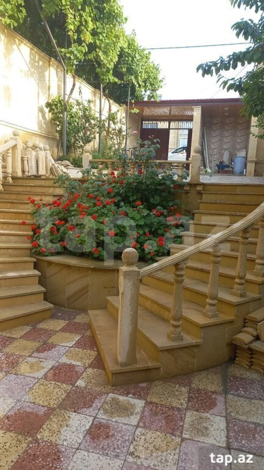 Satılır 8 otaqlı həyət evi 220 m²