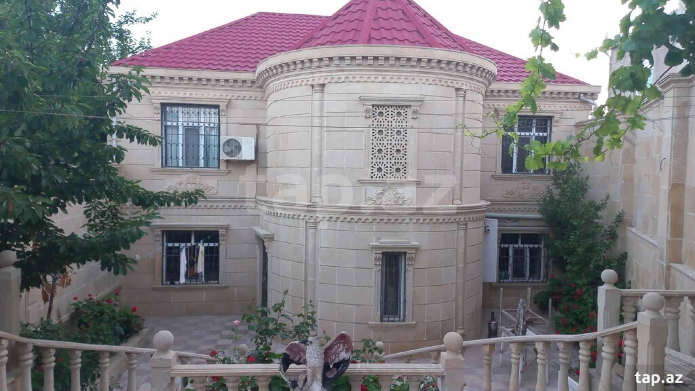 Satılır 8 otaqlı həyət evi 220 m²