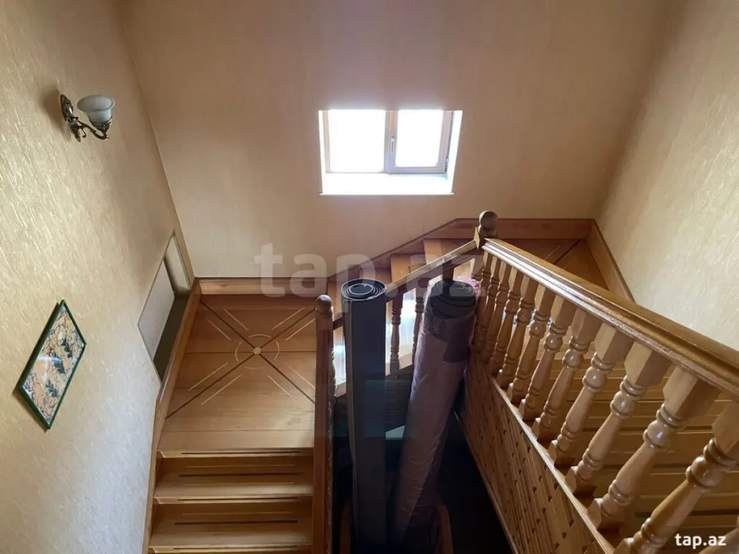 Satılır 10 otaqlı həyət evi 600 m²