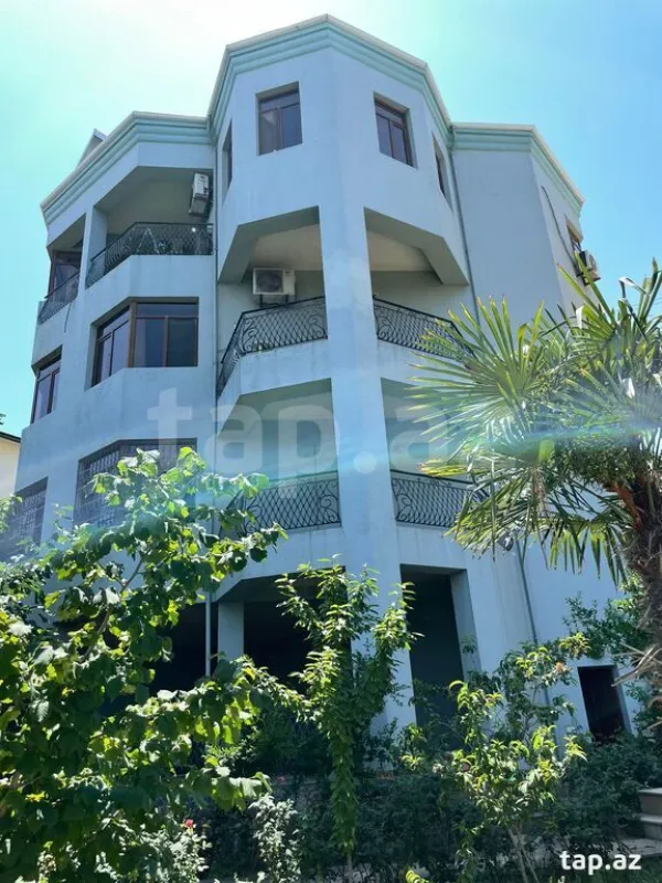 Satılır 10 otaqlı həyət evi 600 m²