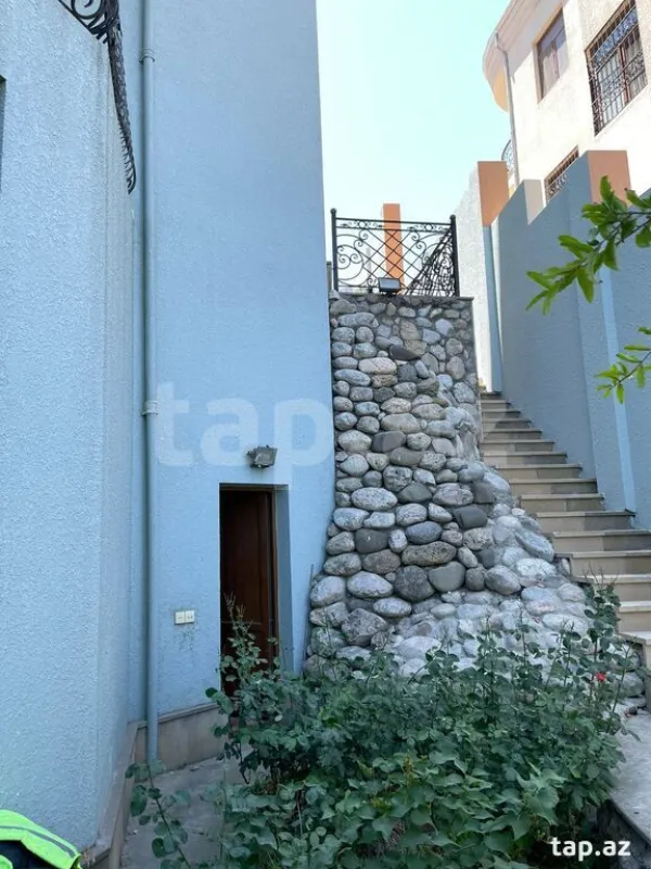 Satılır 10 otaqlı həyət evi 600 m²