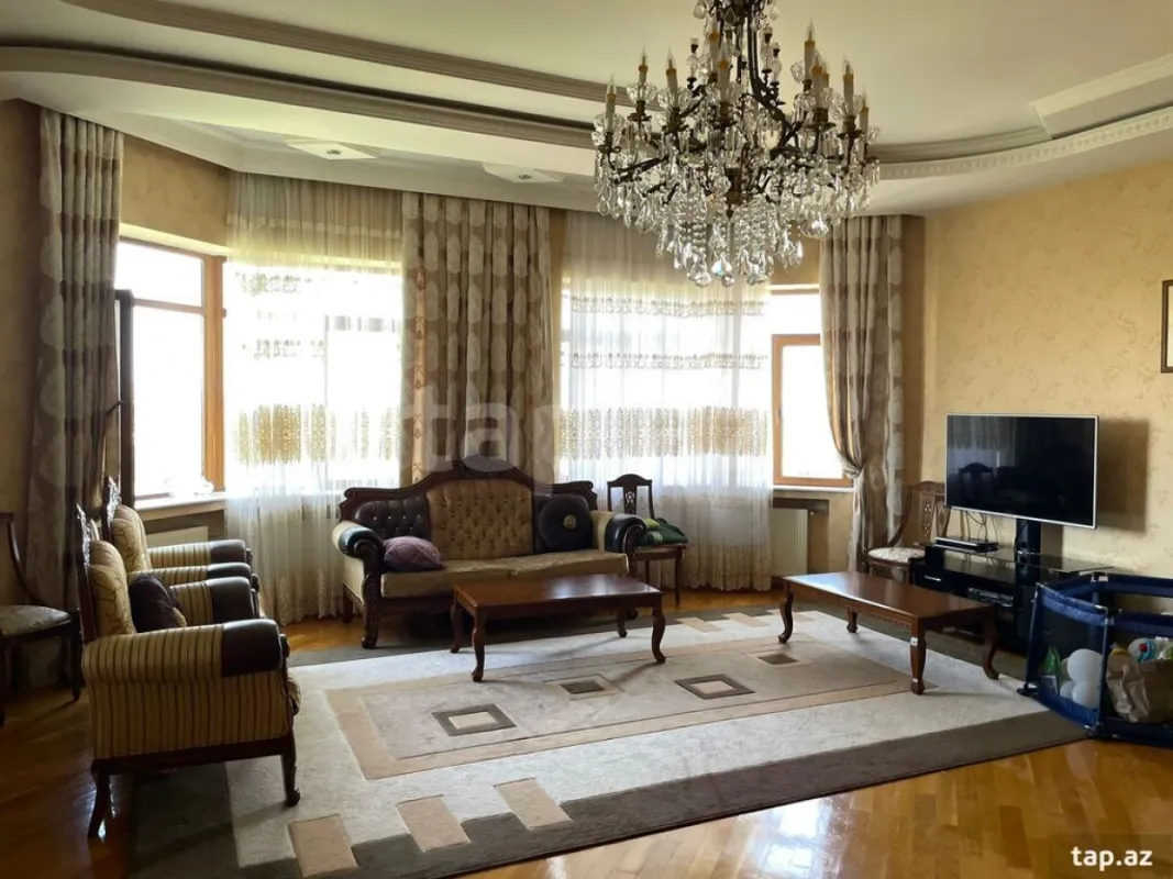 Satılır 10 otaqlı həyət evi 600 m²