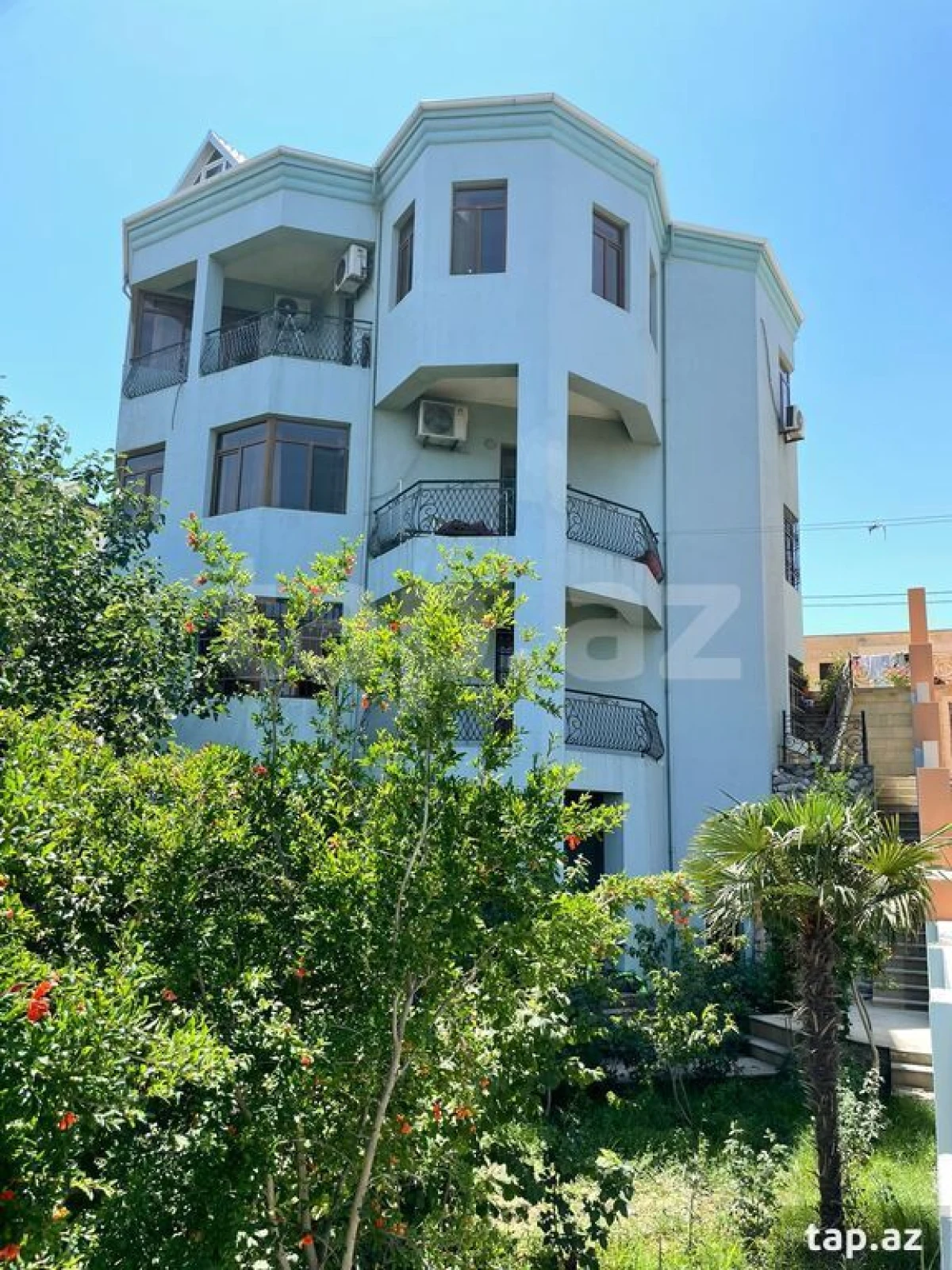 Satılır 10 otaqlı həyət evi 600 m²