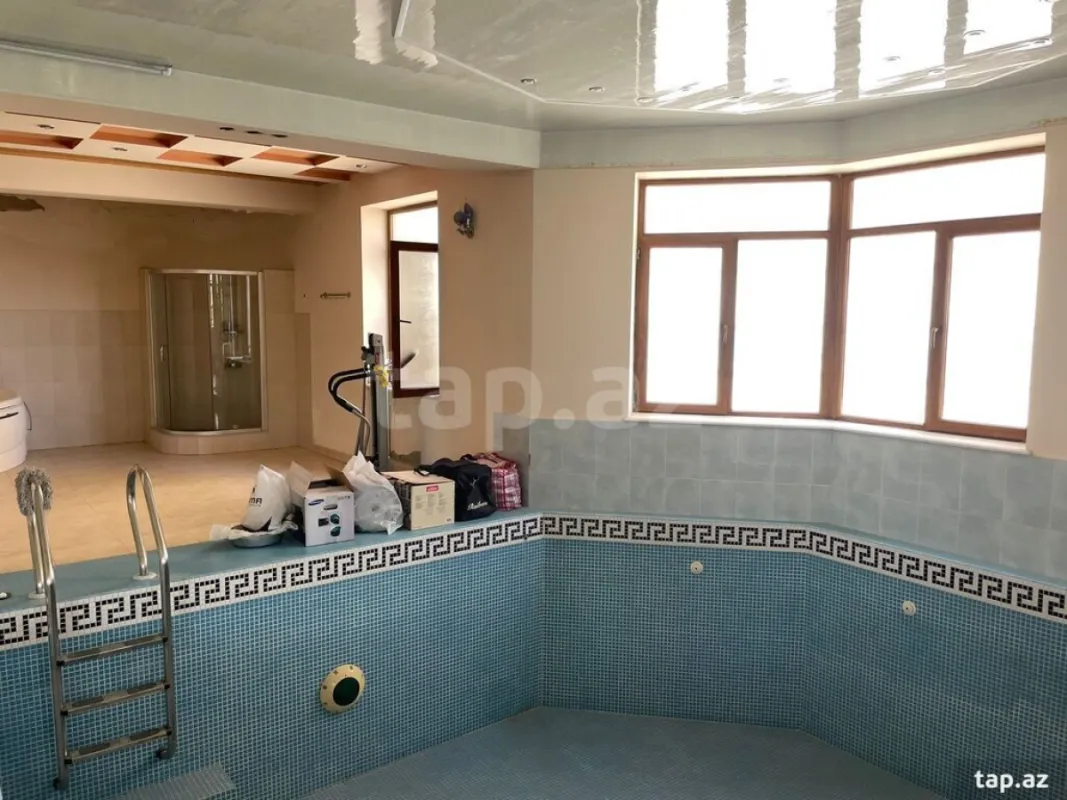 Satılır 10 otaqlı həyət evi 600 m²